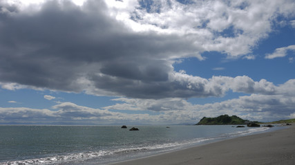 砂浜と遠い岬