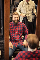 Obraz na płótnie Canvas Barber prepare apron around customer.