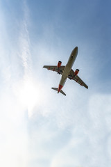 Flugzeug mit Fluggästen landet an einem sonnigen Tag