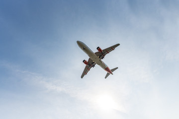 Flugzeug mit Fluggästen landet an einem sonnigen Tag