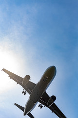 Flugzeug mit Fluggästen landet an einem sonnigen Tag