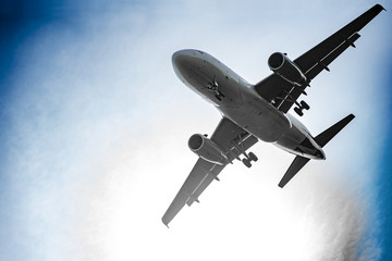 Flugzeug mit Fluggästen landet an einem sonnigen Tag