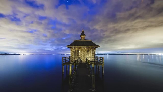 Le Pavillon de Bains &agrave; Vers chez le Bart, de nuit et en timelapse.