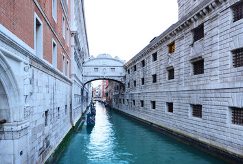 Fototapeta na wymiar Venedig Seufzerbrücke Dogenpalast