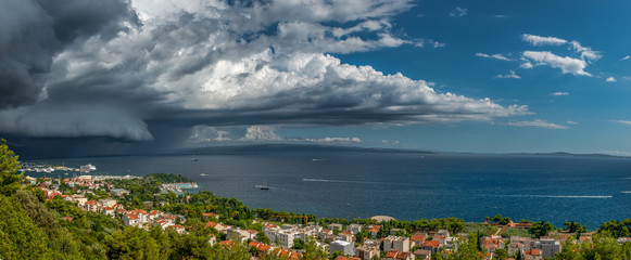 Burzowa panorama Splitu - obrazy, fototapety, plakaty