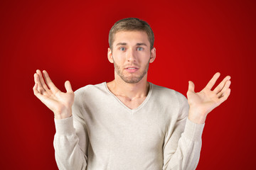 Naklejka premium Young man gesturing ‘I don’t know’