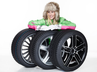 Frau mit Winterreifen