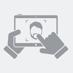 Obraz premium Tablet take a photo to a bearded guy