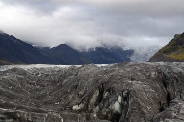 El glaciar Vatnajokull con cenizas del volcán Katla en Islandia, septiembre del año 2011