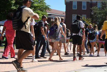 Fototapeta College students walking across campus obraz