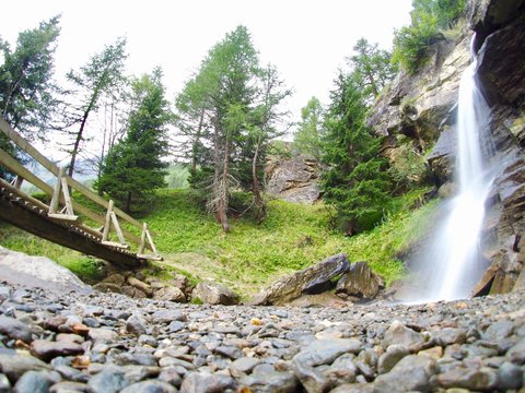 Cascata e ponte di legno