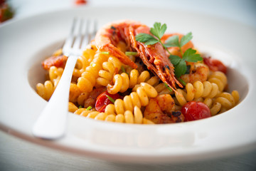 Fusilli con gamberi e pomodorini 