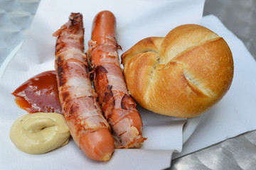 Berner Würstel mit Semmel