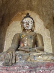 Fototapeta na wymiar Statue de bouddha en pierre doé