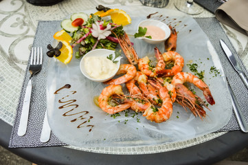 Transparent plate of roasted prawns