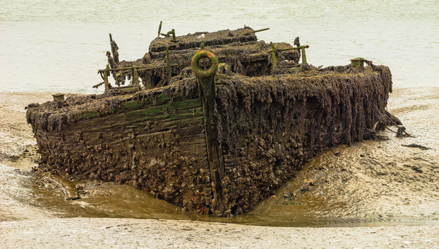 Bretagne altes Schiffswrack auf Schiffsfriedhof Hennebont Bretagne - Brittany old shipwreck on ship cemetery Hennebont Brittany