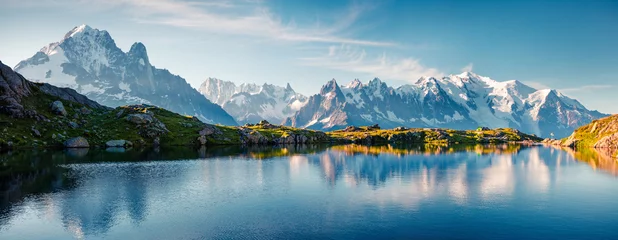 Fototapeten Buntes Sommerpanorama des Lac Blanc-Sees mit Mont Blanc (Monte Bianco) im Hintergrund © Andrew Mayovskyy