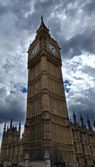 Fototapeta na wymiar Contrastes en el cielo de Londres