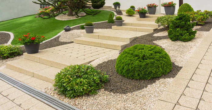 Vorgarten mit moderner Au&szlig;entreppe aus Betonsteinpflaster - Flat external stairs Garden stairs made of concrete block paving