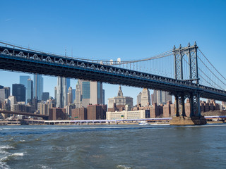 Fototapeta na wymiar Manhattan Bridge from the cruiser at New York City