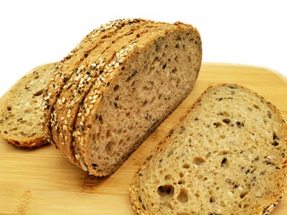 Gesundes Mehrkornbrot freigestellt auf weißem Hintergrund