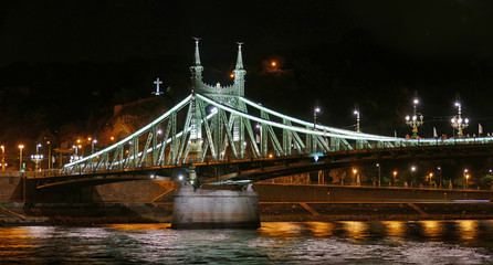 Obraz premium The Liberty Bridge with the Liberty Statue by night in Budapest, Hungary