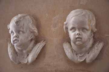 Engel Skulpturen aus Marmor an der Wand einer Kirche