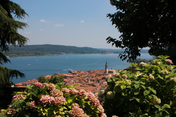 Veduta aerea della città di Arona, Lago Maggiore, Italia