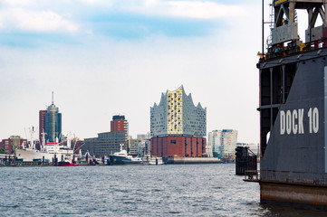 Fototapeta na wymiar Skyline Hamburger Hafen mit Dock