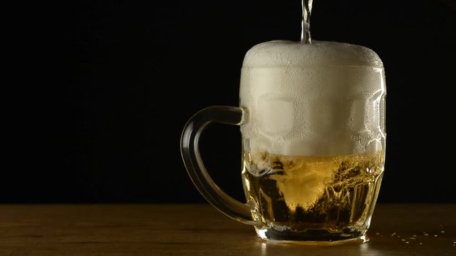 Vertiendo cerveza en una jarra