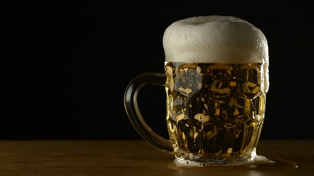 Vertiendo cerveza en una jarra