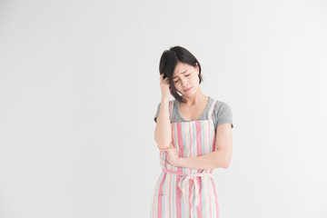 エプロン姿の女性・白バック