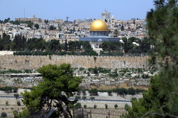Obraz premium view of the old city of Jerusalem in Israel with an olive mountain. the golden dome of the Moslem mosque