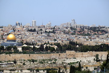 Fototapeta na wymiar view of the old city of Jerusalem in Israel with an olive mountain. the golden dome of the Moslem mosque