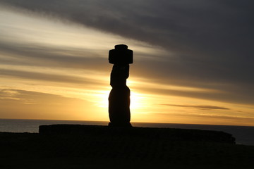 Moai bei Sonnenuntergang
