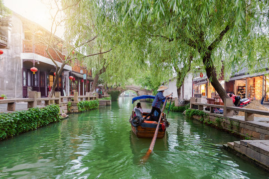 Gondel fährt auf den Kanälen mit Restaurants und Bars der Wasserstadt Zhouzhuang in China, bei Shanghai 