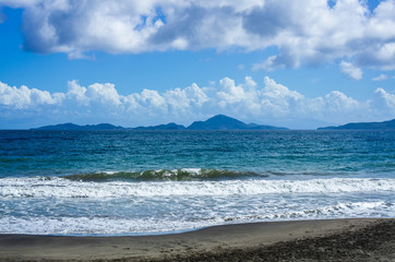 Blick über die karibische See zur Südküste von Base-Terre, Guadeloupe
