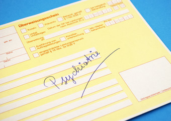 Überweisungsschein mit der Aufschrift Psychiatrie auf blauem Hintergrund, Textfreiraum, Medizin