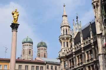 Fototapeta premium Münchner Marienplatz mit Rathaus, Mariensäule und der Frauenkirche im Hintergrund