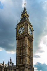 Fototapeta na wymiar Elisabeth-Turm mit Big Ben vor einem dramatischen Himmel