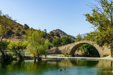 Fototapeta na wymiar Alte venezianische Brücke über den Megalopotamos, nahe Preveli, Kreta