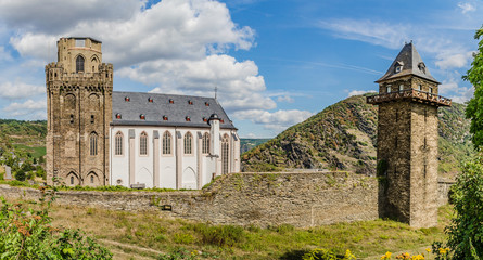 Fototapeta na wymiar Oberwesel Pfarrkirche und Stadtmauer mit Wehrturm