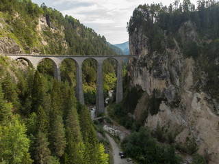 Landwasser Viaduct Zwitserland Filisur Graubünden luchtfoto in de zomer met bergen op de achtergrond en kreek. Augustus, 2018