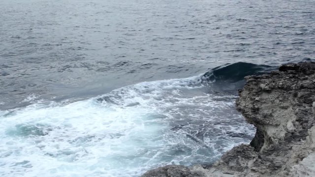 Angry sea waves crashing in the rocks
Flat profil