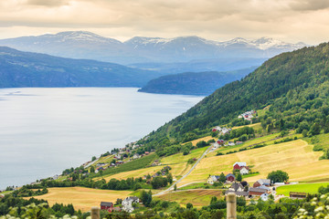 Obraz premium Norwegian country houses in the mountains on lake shore