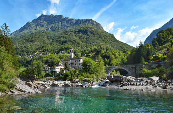 Lavertezzo im Verzascatal mit Verzasca Fluss