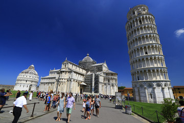 
La Tour de Pise et Le campanile du duomo de Pise Italie 
