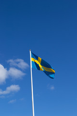 Bandiera svedese sventola nel cielo blu in una giornata soleggiata