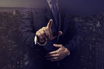 指をさすビジネスマン