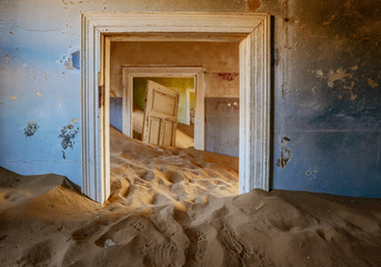 Obraz na płótnie Canvas Sand has invaded and taken over these rooms in Kolmanskoppe